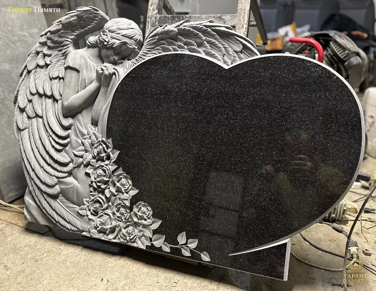 Памятник из гранита Ангел с сердцем 20